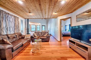 Smart TV, chimenea, videojuegos y reproductor de DVD