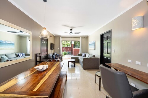 Beautifully Renovated Secured 2br/2bth Condo - 1 Block From Beach & Downtown