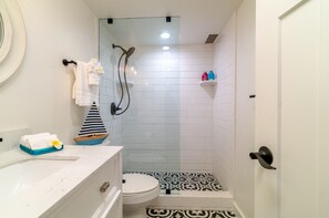 Dusche, Haartrockner, Handtücher, Toilettenpapier
