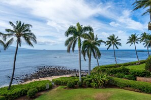 På stranden, solsenger og strandhåndklær