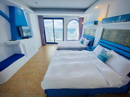 Habitación cuádruple Confort, no fumadores, vistas al mar | Escritorio, cortinas opacas, sistema de insonorización y wifi gratis