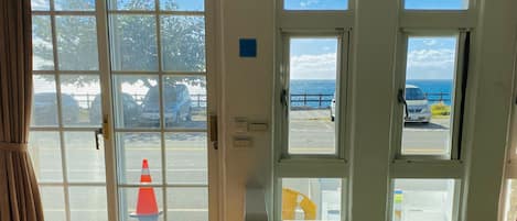 Entrada de hotel con un amplio ventanal y dos ventanas.