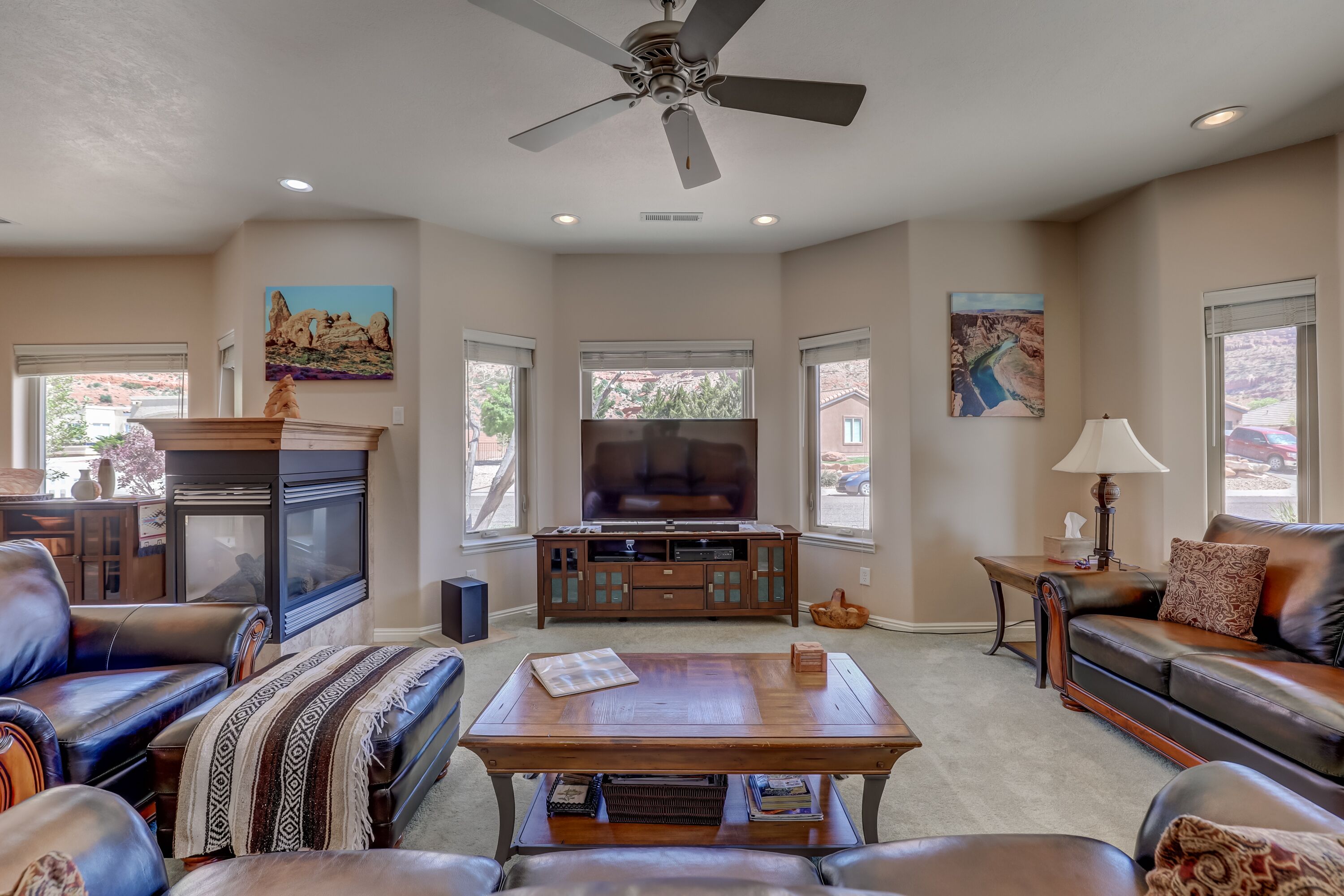 Amazing  Red Rocks Views with Cal King Bed