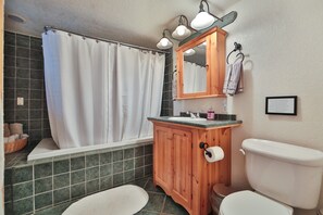 Combined shower/bathtub, hair dryer, towels, soap - Osprey Nest Cabin:  Cozy private mountain cabin on the Wenatchee River






 (Leavenworth)