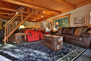 Smart TV, DVD player, video library, stereo - Osprey Nest Cabin:  Cozy private mountain cabin on the Wenatchee River






 (Leavenworth)