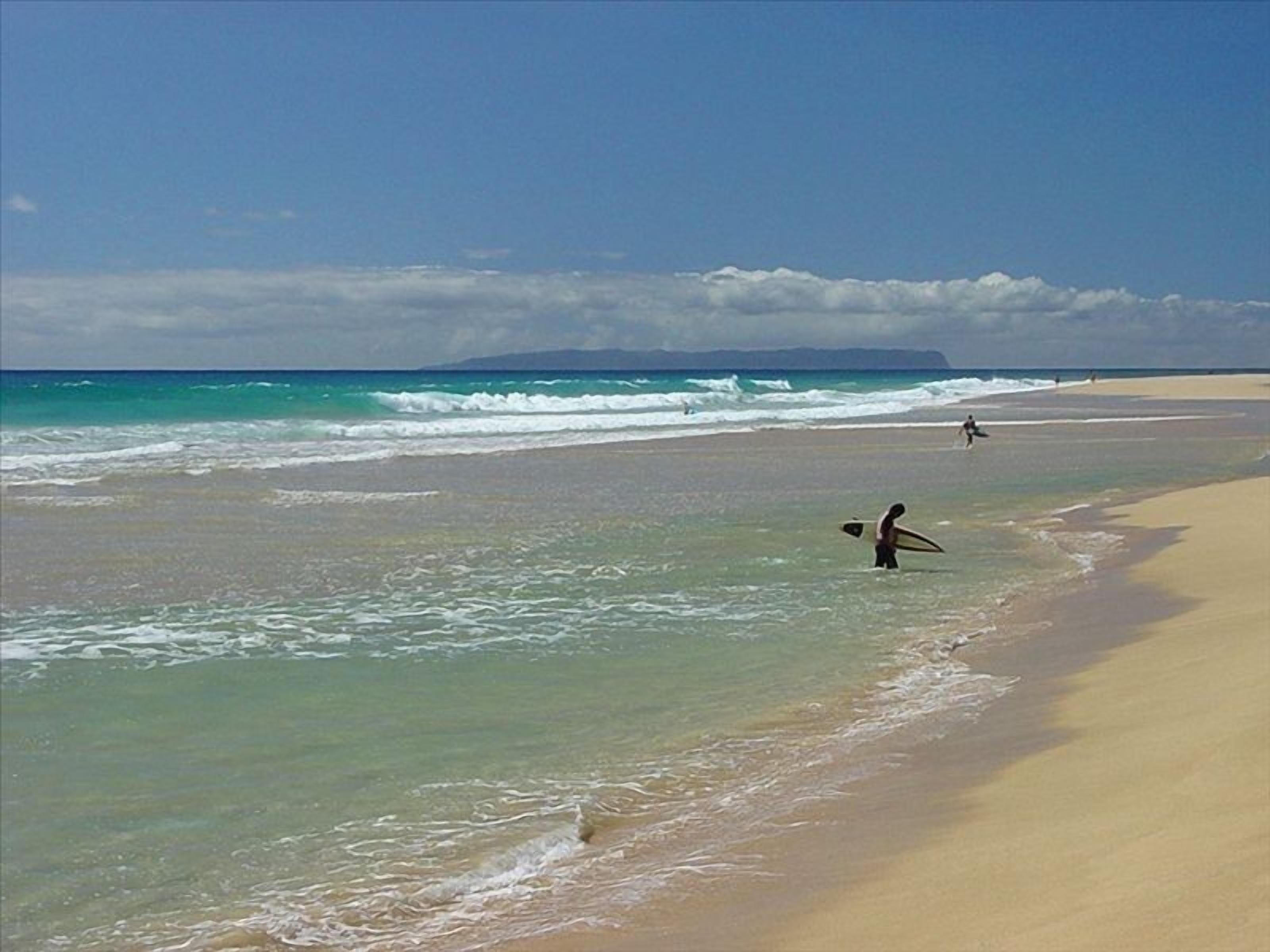 Ranta lähistöllä, aurinkotuoleja, rantapyyhkeitä