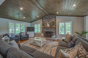 Smart TV, fireplace, DVD player - Firefly - 2 Houses on 1 Spectacular Property (Belmont)