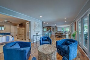 6 makuuhuonetta, silitysrauta/-lauta, ilmainen Wi-Fi, vuodevaatteet