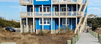 EAST WINDは、ビーチフロントにアクセスできる素晴らしいサウンドフロントホームです。