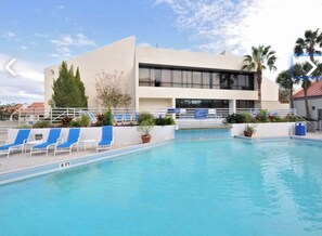 Outdoor pool, a heated pool - You are the only one missing here! Penthouse 75" tv /2 bikes, pickleball . (Miramar Beach)