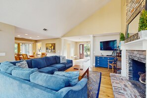 TV, peis, DVD-spiller og bøker