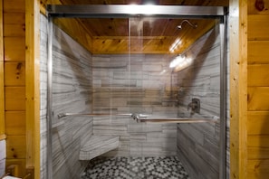 Duschwanne, Handtücher, Toilettenpapier