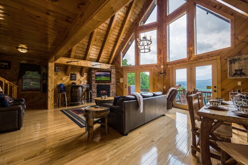 Chalet with 360 views through Wall of Glass 7 Minutes from Dollywood & Parkway