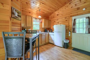Coffee/tea maker, fridge, microwave, oven - Blue Rose Cabins - Overlook Cabin (Logan)