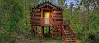 Behagelige parhytte i skoven i Hocking Hills med et boblebad!