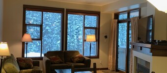 Ski in / ski out!  2 Bdr / 2BA Condo! Komfortabel og ren! 