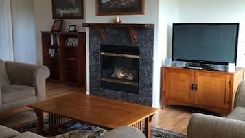 TV, lareira, DVD player, pebolim