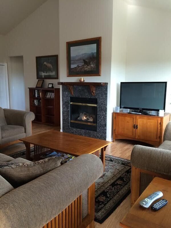 تلفزيون، مدفأة، مشغل دي في دي، كرة قدم الطاولة