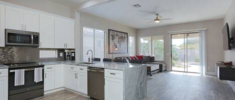 Réfrigérateur, micro-ondes, four, plaque de cuisson