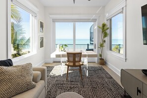 Fernseher, Tischtennisplatte, Arbeitsbereiche