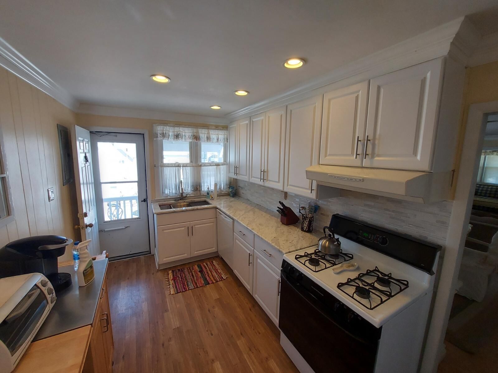 3 Bed/ 2 Bath Corner Condo. Spacious, One Block from Beach