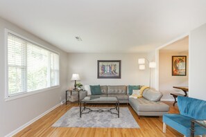 Een televisie, tafelvoetbal en een stereo