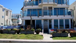 Un edificio residencial de varios pisos con balcones, ventanas amplias y zonas de estar al aire libre.