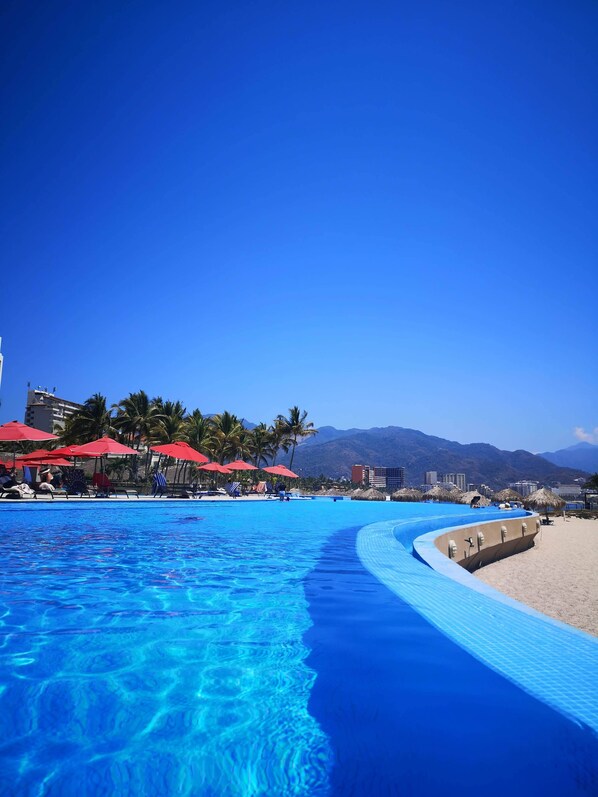 Outdoor pool, an infinity pool
