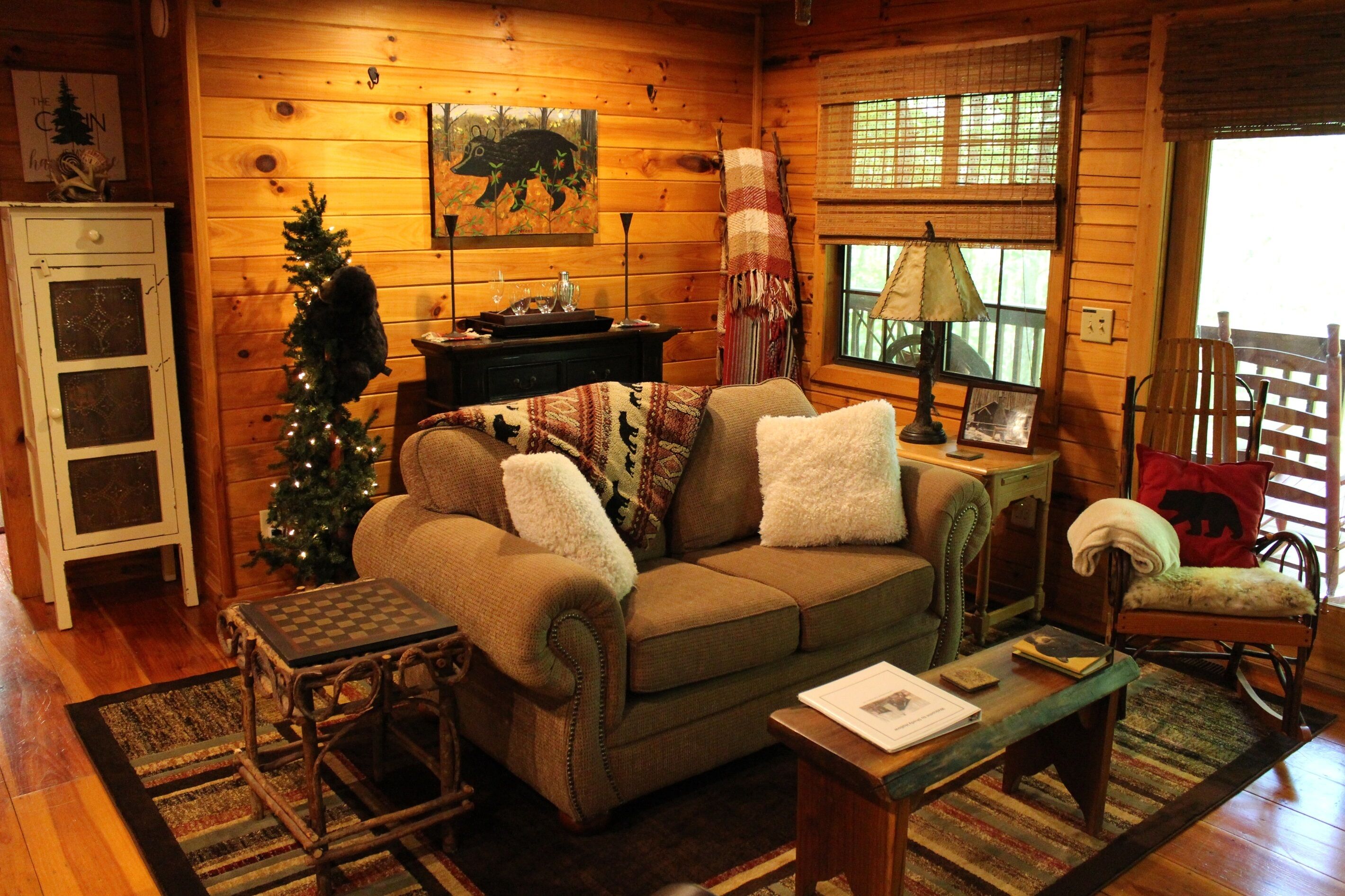 Shady Hollow--Romantic Couple's Getaway with Hot Tub, Internet, and Cable!