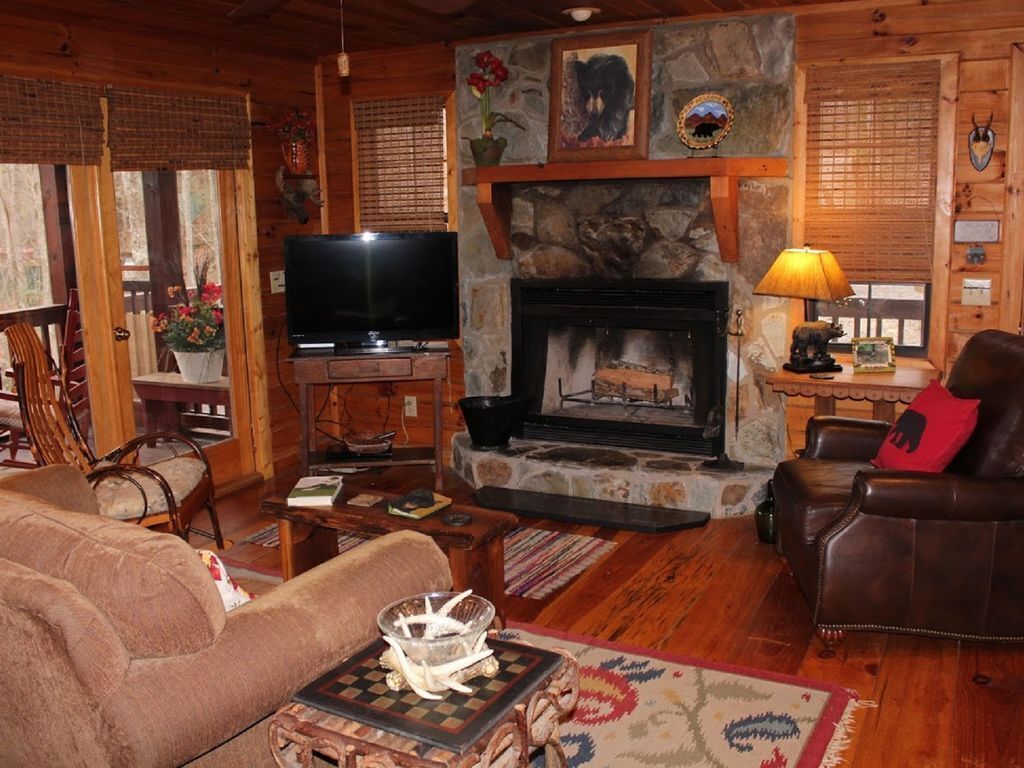 Shady Hollow--Romantic Couple's Getaway with Hot Tub, Internet, and Cable!