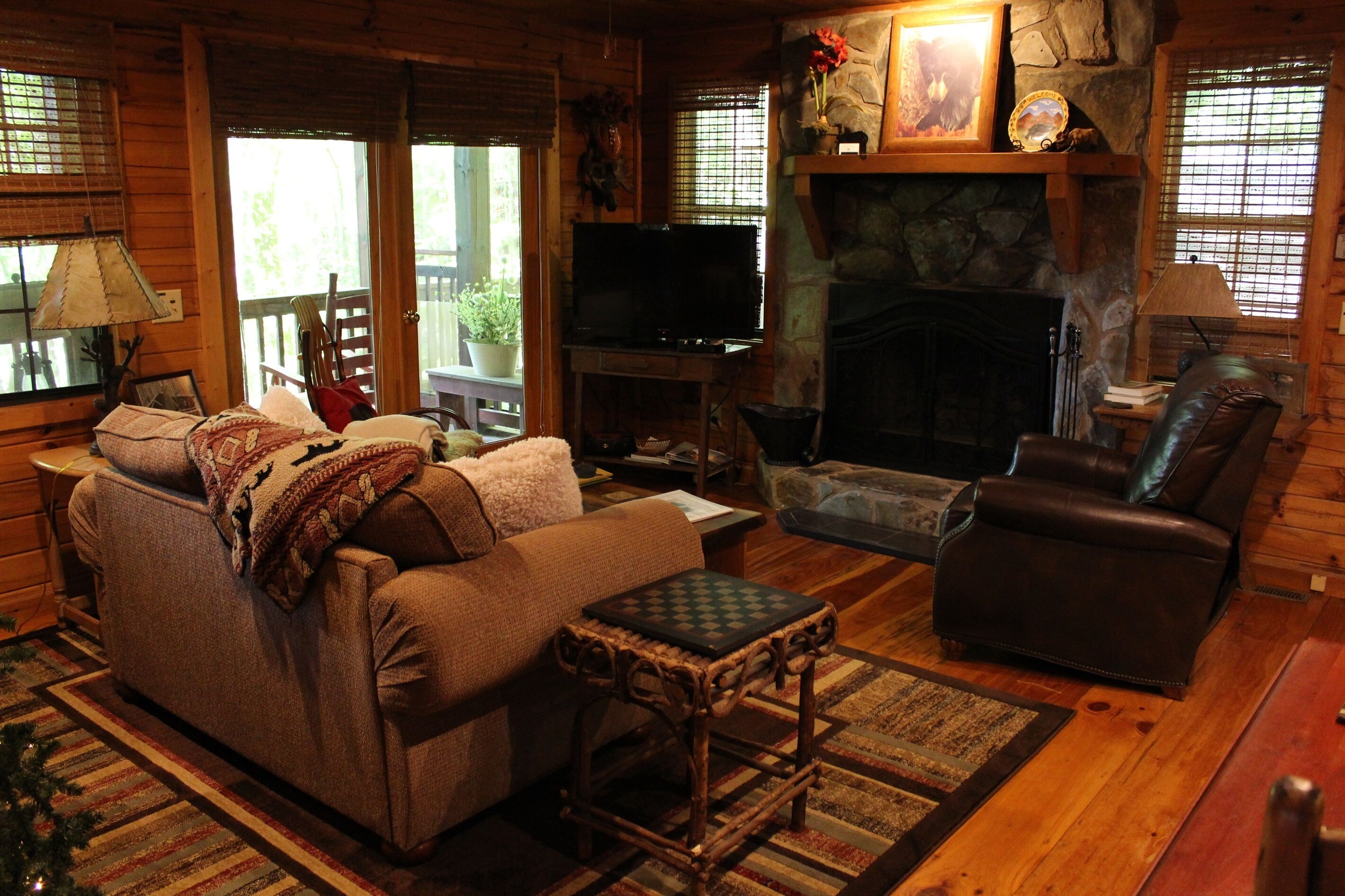 Shady Hollow--Romantic Couple's Getaway with Hot Tub, Internet, and Cable!