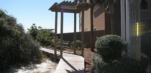 Un chemin en bois mène à un bâtiment sur lequel est apposée une enseigne indiquant « MARRAUX - ASCOTIA ».