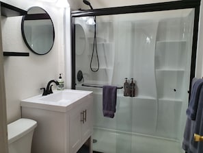 Ensemble douche/baignoire, sèche-cheveux, serviettes fournies, savon