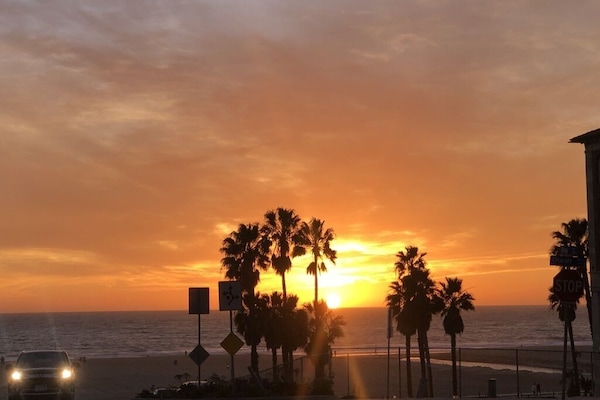 Platja a a prop i tovalloles de platja