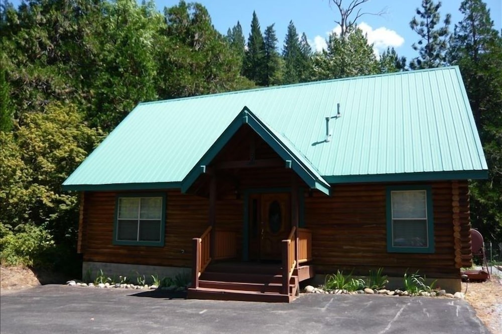 Cozy Log Home on the Banks of the Upper Sacramento River