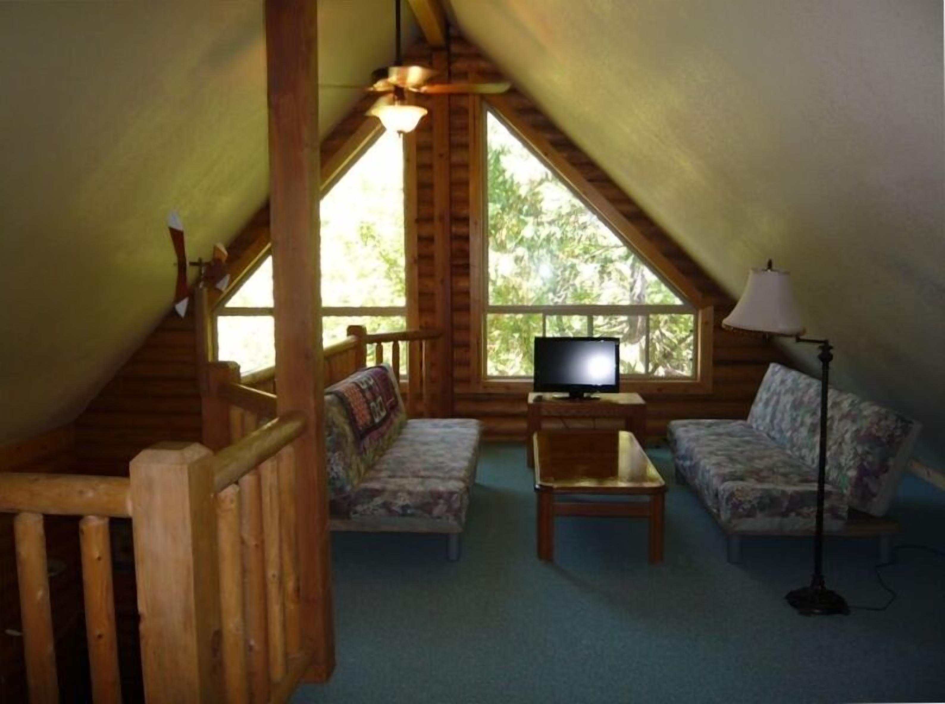 Cozy Log Home on the Banks of the Upper Sacramento River