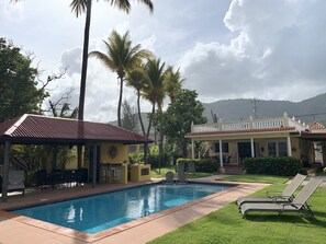 Una piscina al aire libre