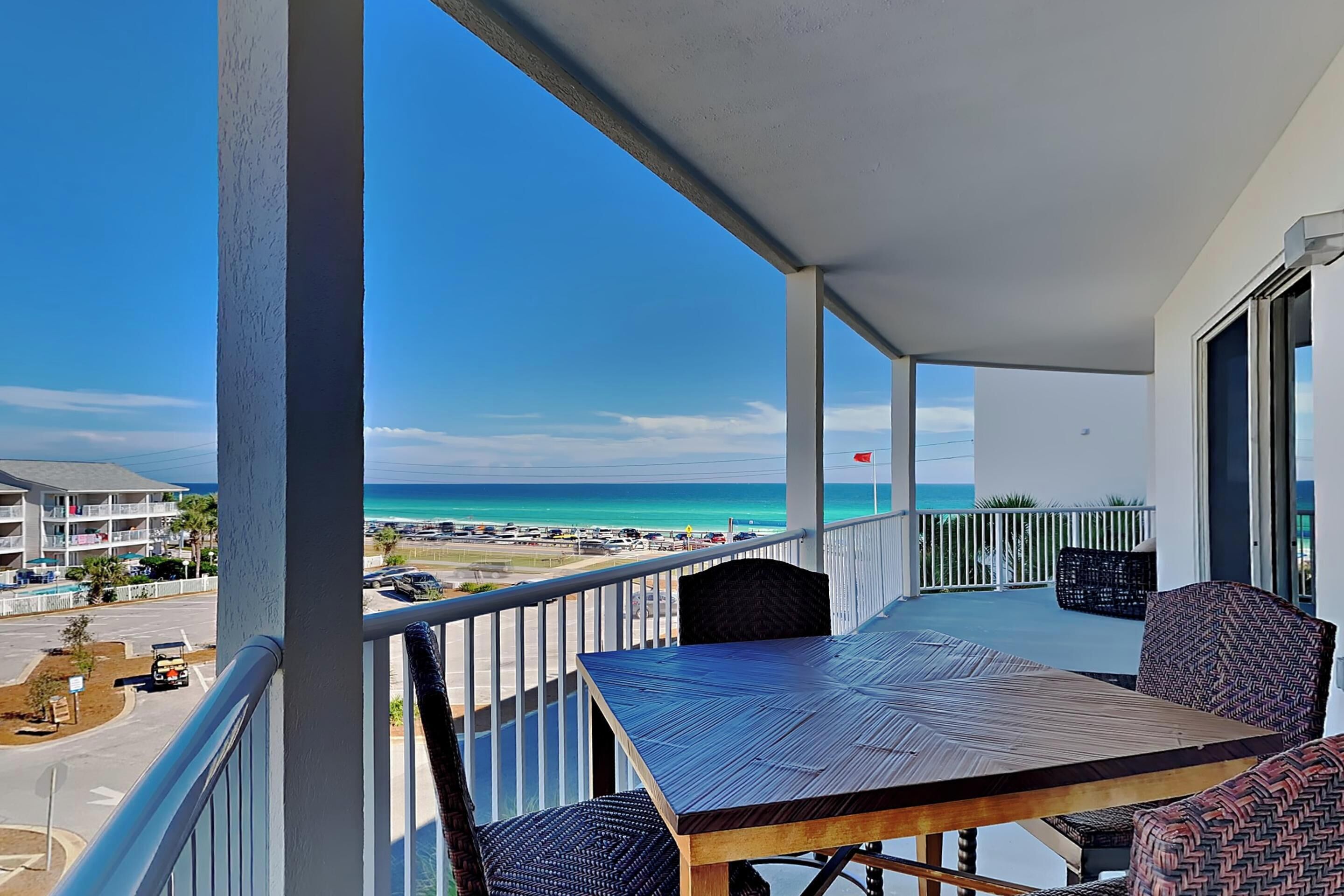 Crystal View #303 - Luxury condo w/ free seasonal beach SVC, resort pool