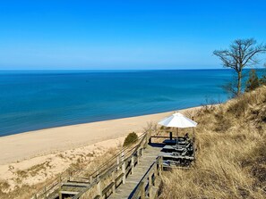 Rannalla, aurinkotuoleja, rantapyyhkeitä