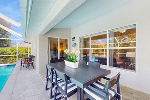 Outdoor dining - Home with private pool -  great location & nearby beach access (Marco Island)