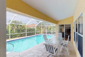 A heated pool - Home with private pool -  great location & nearby beach access (Marco Island)