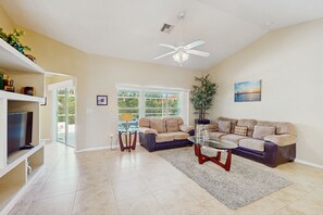 Fernseher, DVD-Player, Bücher