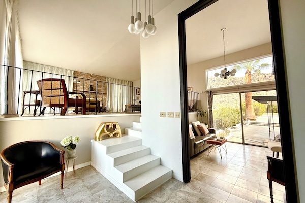 Televisie, een open haard, boeken en een filmbibliotheek