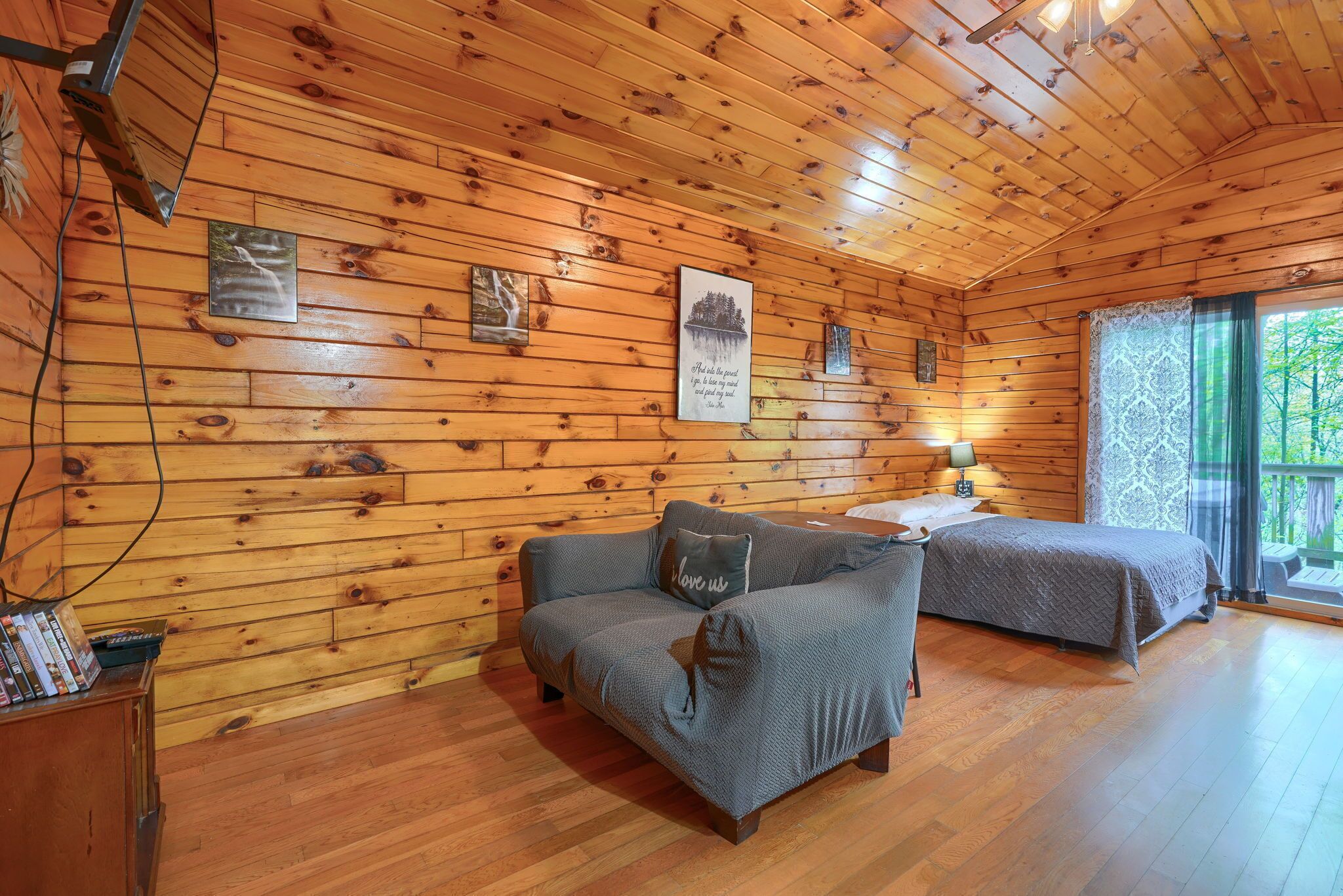 1 bedroom, bed sheets