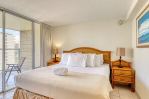 1 bedroom, iron/ironing board, Internet, bed sheets - Conveniently located condo with pool & hot tub - private lanai (Honolulu)