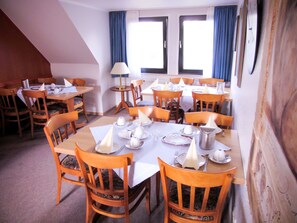 朝食 (ビュッフェ)、毎日提供 (1 名様 7 EUR)