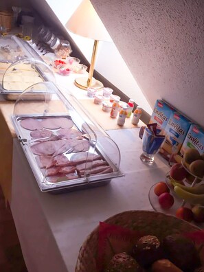 每日供应自助式早餐（每人 EUR 7）