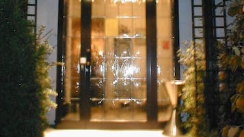 Fassade der Unterkunft – Abend/Nacht