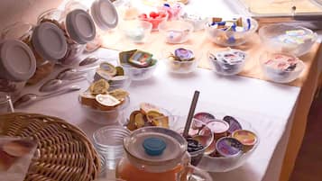 Desayuno buffet diario (EUR 7 por persona)
