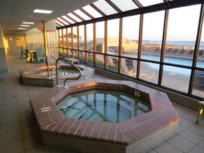 Alberca techada y alberca al aire libre